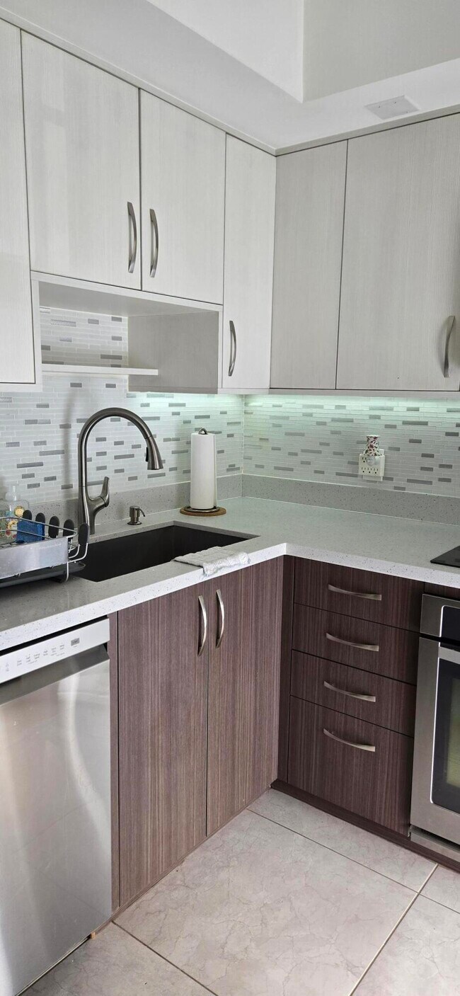 Foto del edificio - 3300 N Palm Aire Dr