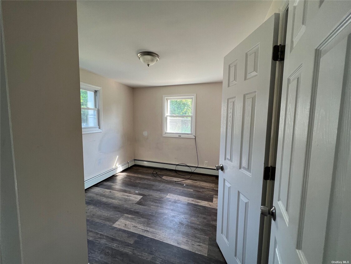 16 Bellport St Unit 7, East Patchogue, NY 11772 Room for Rent in East