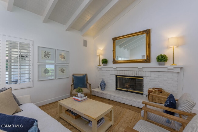 Building Photo - 2116 Montrose Dr