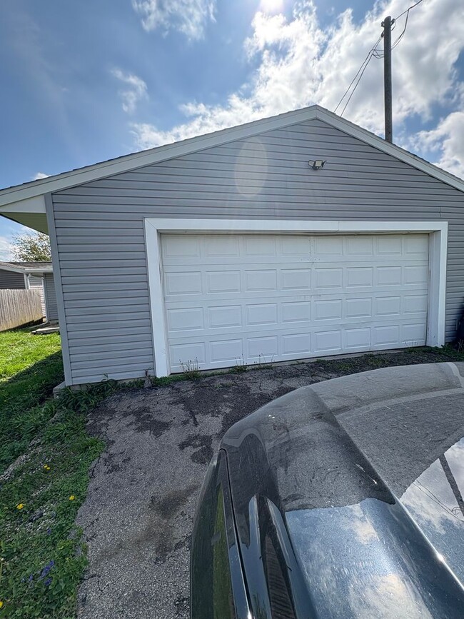 Building Photo - Newly Remodeled Charming 3bd2br Home!!