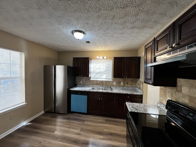 Foto del edificio - 6635 Meadow Green Cir