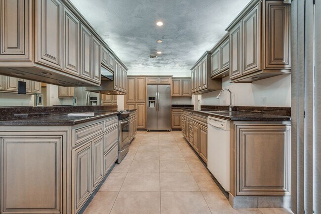Building Photo - Single Story 3 bed/2bath w/3 car garage on...