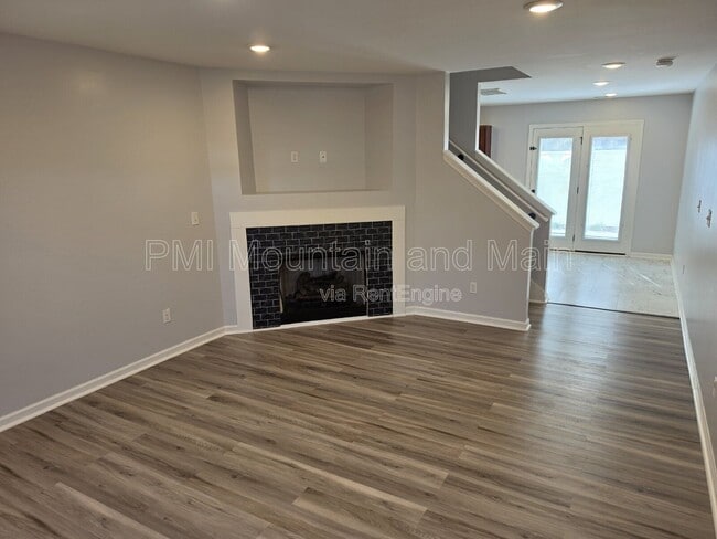 Building Photo - 25 Barnett Shoals Dr