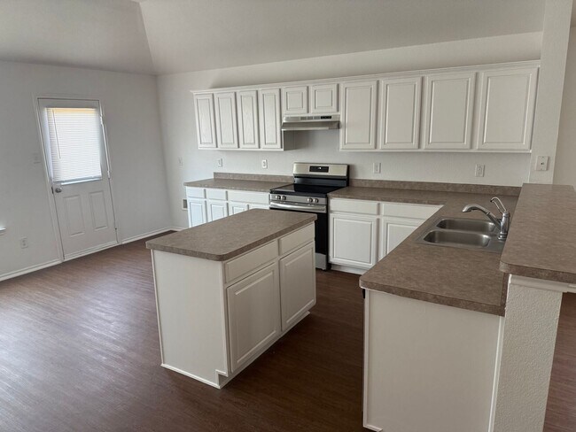 Foto del edificio - Move-in Ready Open Layout with a Huge Yard!