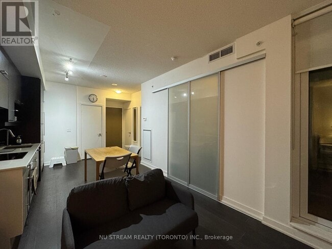 Building Photo - 199 Richmond St W