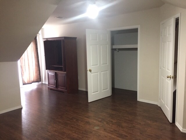 2nd floor BR, 2 large closets, balcony - 149 S Bay Rd