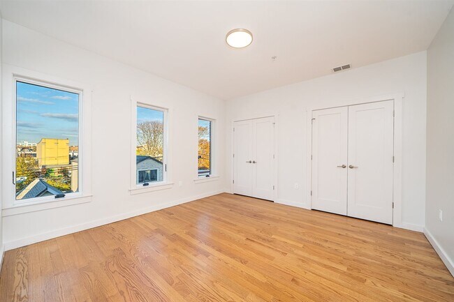 Building Photo - 541 42nd St