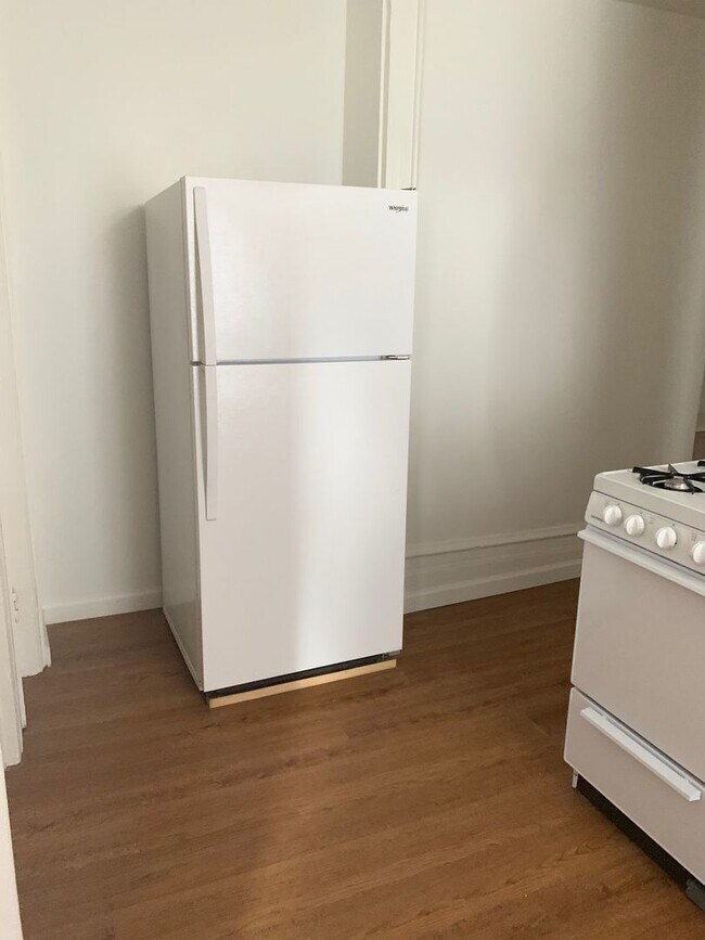 Building Photo - 1 Bedroom Apartment!