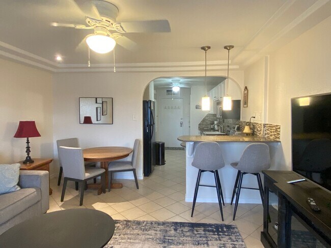 Foto del edificio - FURNISHED STUDIO CONDO WITH A MILLION DOLLAR LAKE VIEW