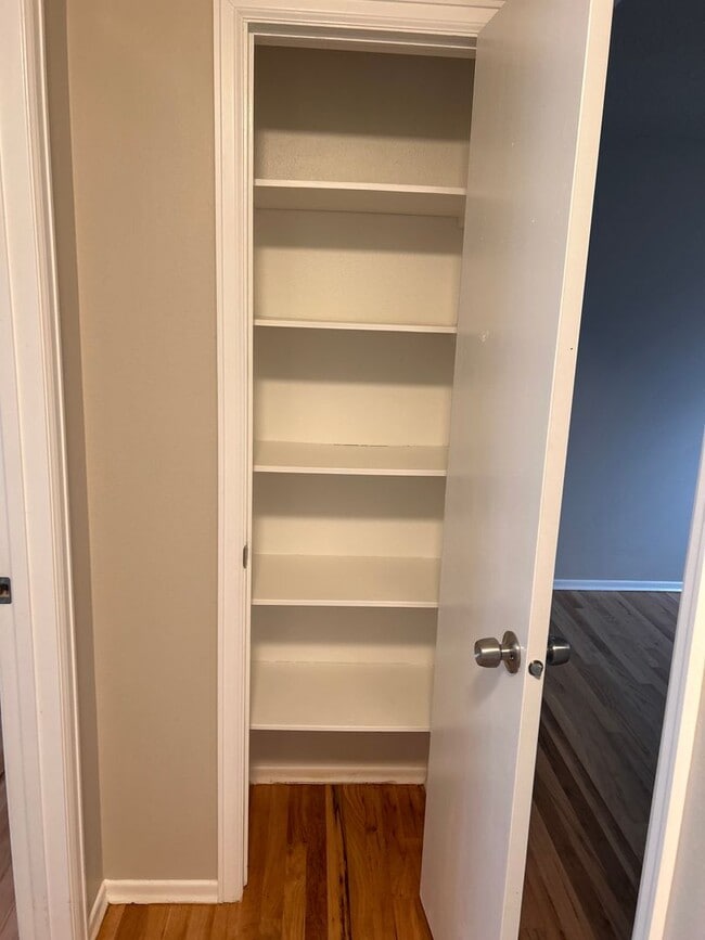 Foto del edificio - Big roomy 4 bedroom / 2 living room house