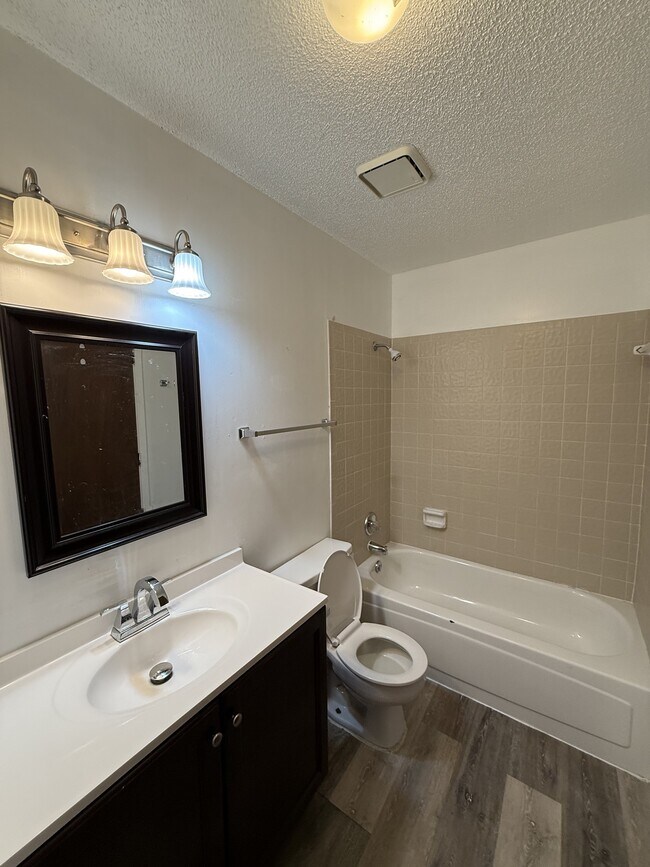 Foto del edificio - 1616 Rustic Dr