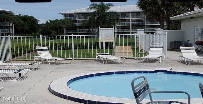 Foto del edificio - 2441 Village Blvd