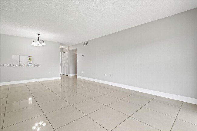 Foto del edificio - 301 NW 177th St