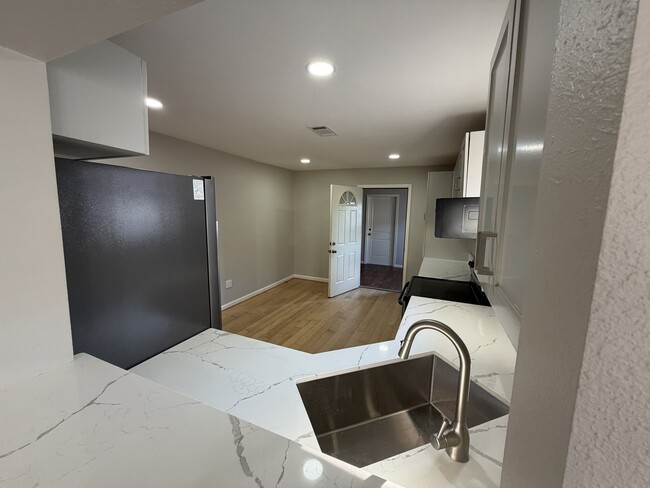 Building Photo - 1554 Scharpe St