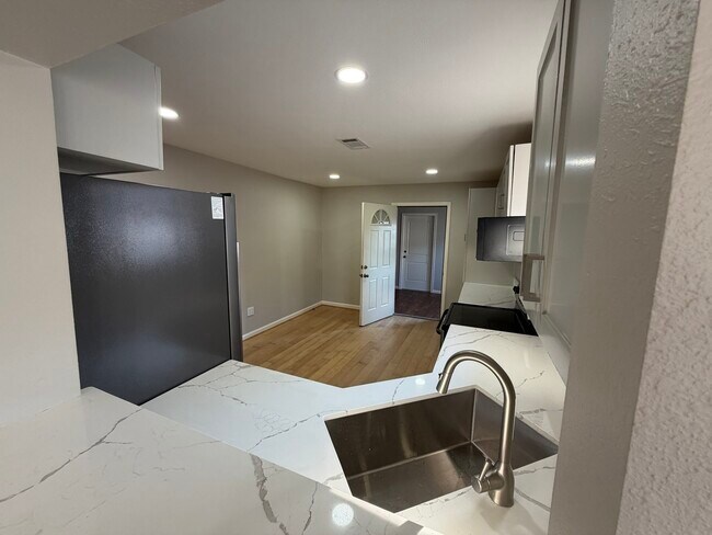 Foto del edificio - 1554 Scharpe St