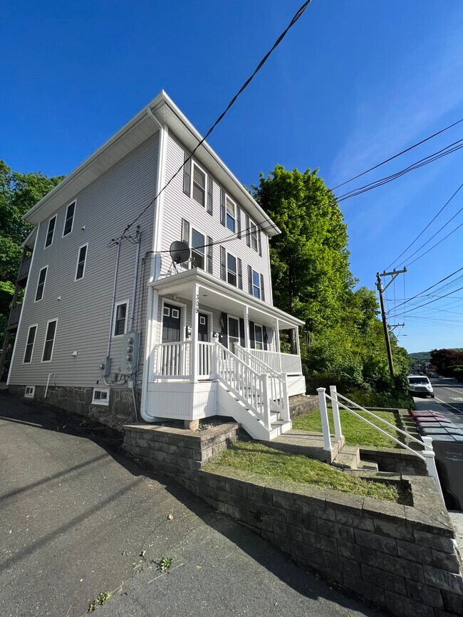 Building Photo - 307 N Main St