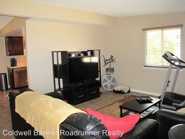 Foto del edificio - 2 br, 1.5 bath House - 6468 Marine Ave