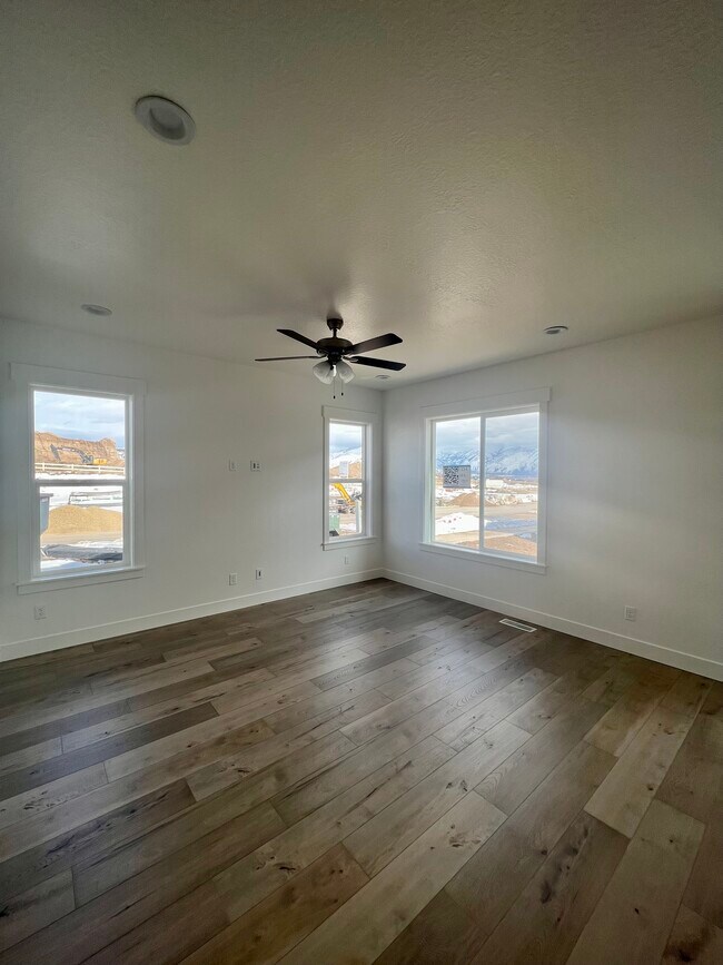 Building Photo - 1083 N Redwood Rd