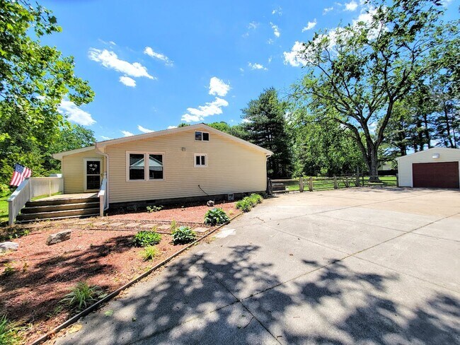 Building Photo - Charming Home!