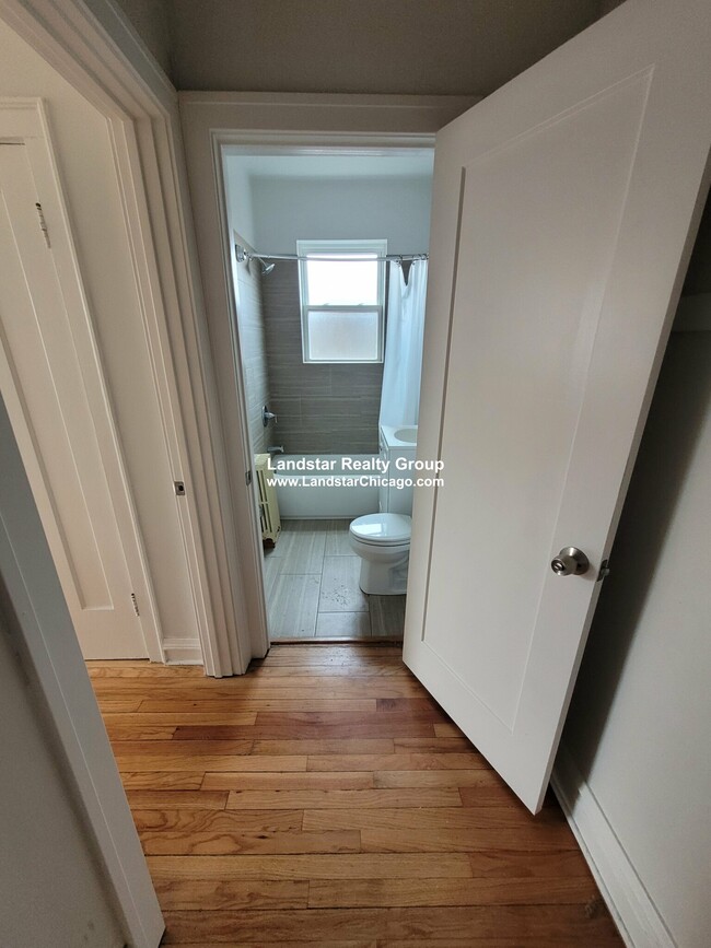 Foto del edificio - 4826.5 W Addison St
