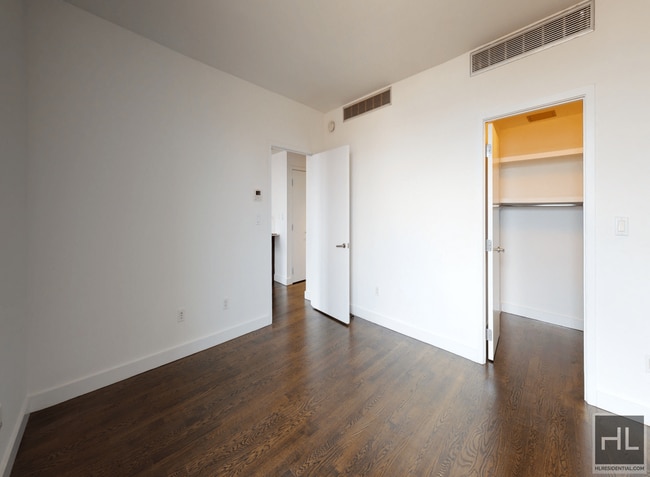 Building Photo - 2 bedroom 2 bathroom on a high floor / Was...
