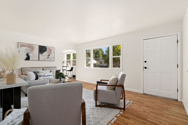 Foto del edificio - Stunning Fully Remodeled 3-Bedroom Home with Fenced Yard