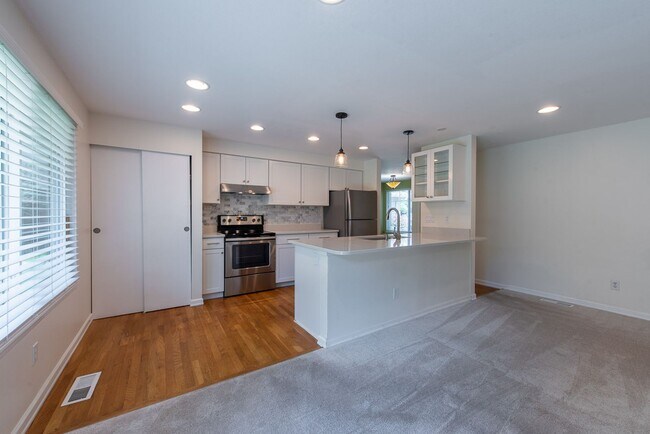 Foto del edificio - Peaceful neighborhood setting within walki...