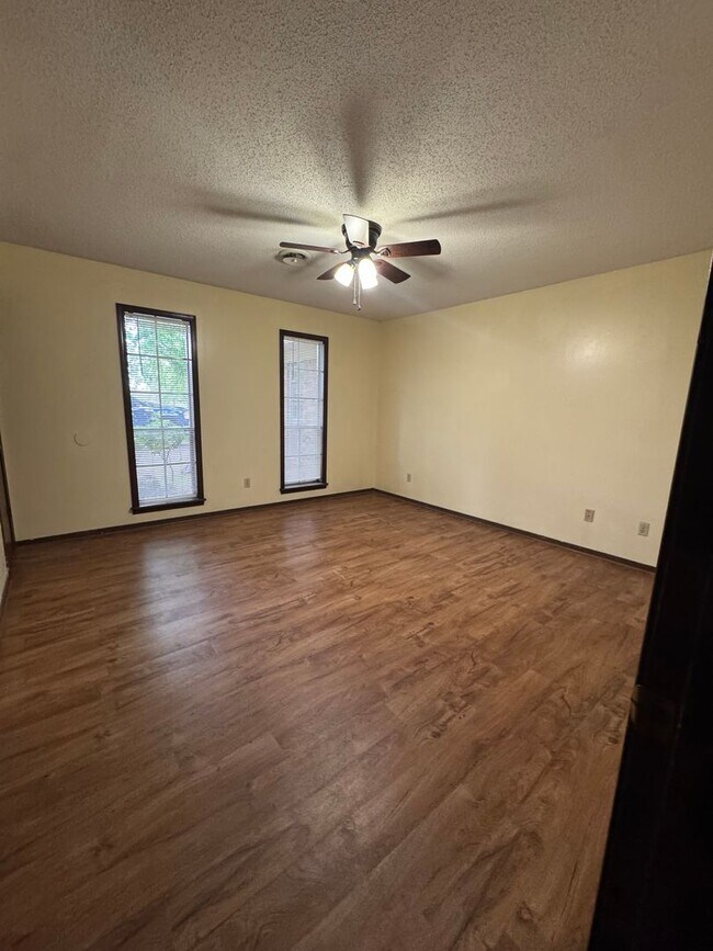 Foto del edificio - 4724 Skywood Dr