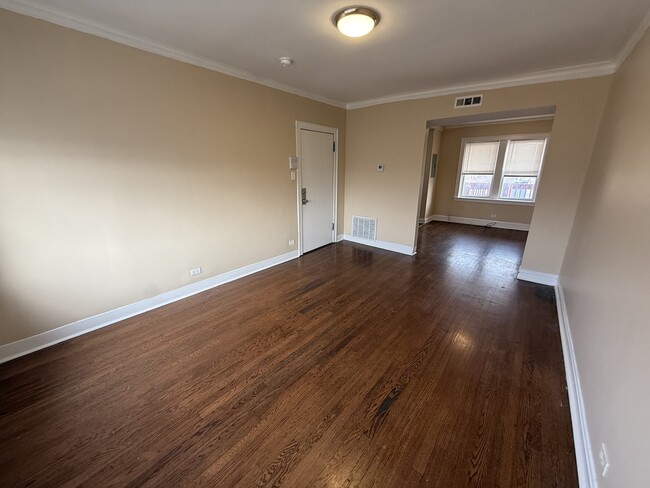 Building Photo - 4456 W Diversey Ave