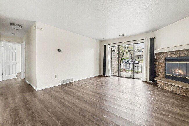 Foto del edificio - Updated 2 Bedroom 2 Bathroom Condo in Lakewood!