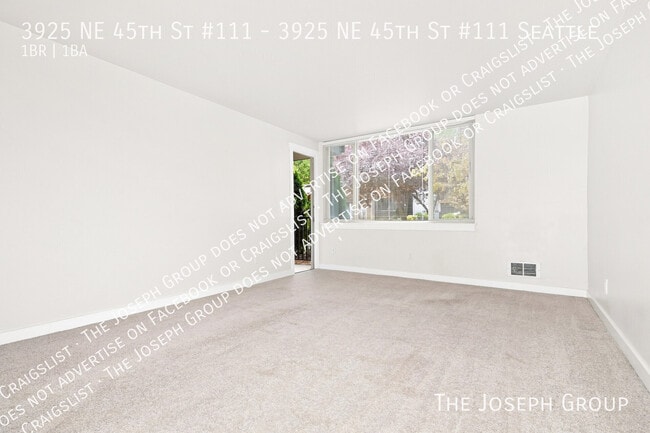Building Photo - 3925 NE 45th St