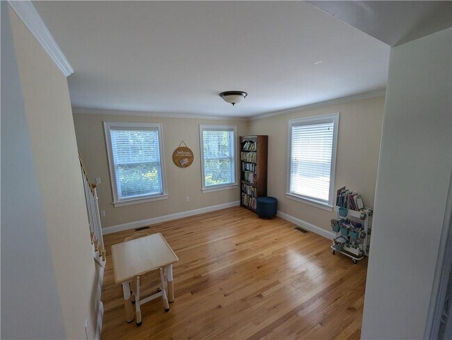 Building Photo - 20 Vanderbilt Ln