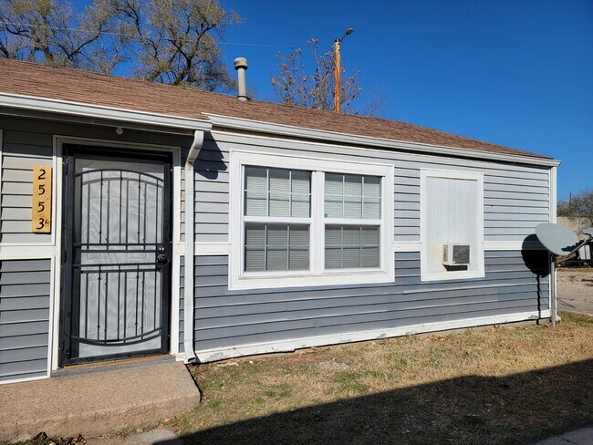 Building Photo - SECTION 8 APPROVED! $100 GIFT CARD & 1/2 O...