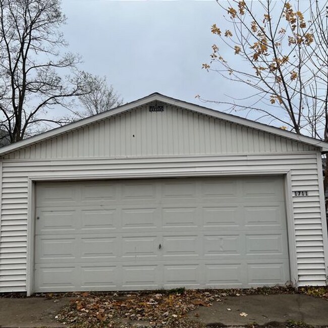 Building Photo - 2 Bedroom 1 Bathroom Home