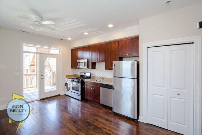 Foto del edificio - Lincoln Park Renovated Apartments!