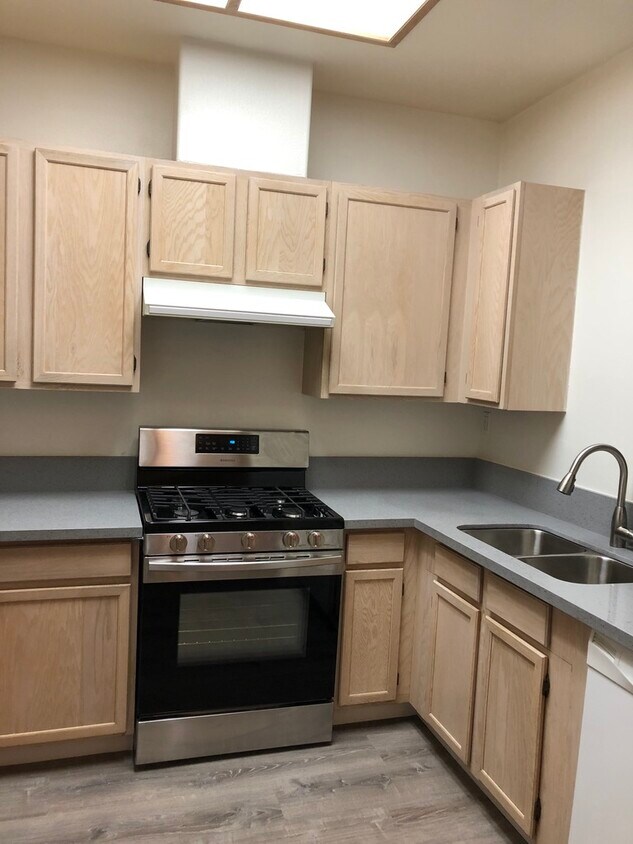 Kitchen - 126 S Catalina Ave