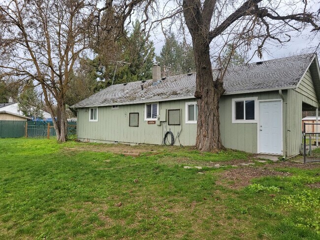 Building Photo - 276 Perrydale Ave