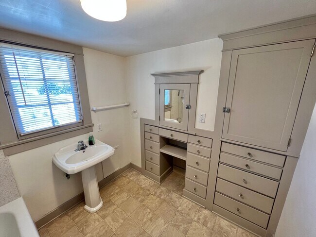 Foto del edificio - Historic Bluff Park 1BD Retreat | Top Floor Vintage Gem