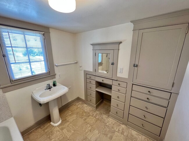 Building Photo - Historic Bluff Park 1BD Retreat | Top Floor Vintage Gem