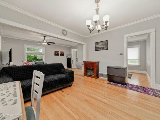Building Photo - 36 E Touhy Ave