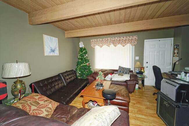 Foto del edificio - 389 Meadow Green Ln
