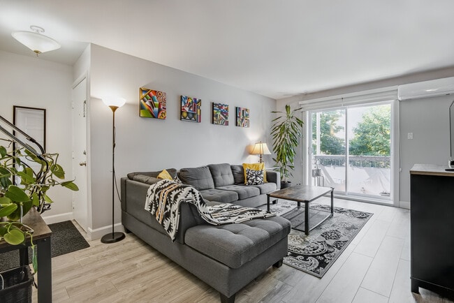 Salon - 1539 Av De Gentilly