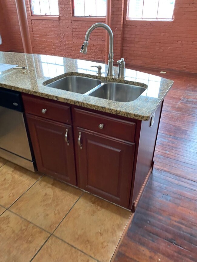 Building Photo - 2 bed 2 bath industrial style apartment *Short Term Rental*