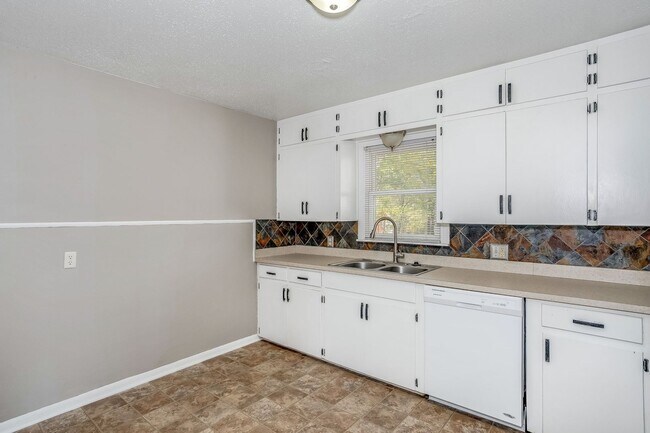 Building Photo - 2 bedroom 1 bath home