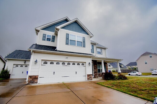 Building Photo - 4 Bedroom 2.5 Bathroom- Small Dogs Conside...