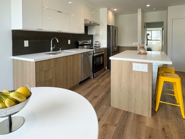Modern kitchen w/stainless steel appliances - 2811 Waverly Dr