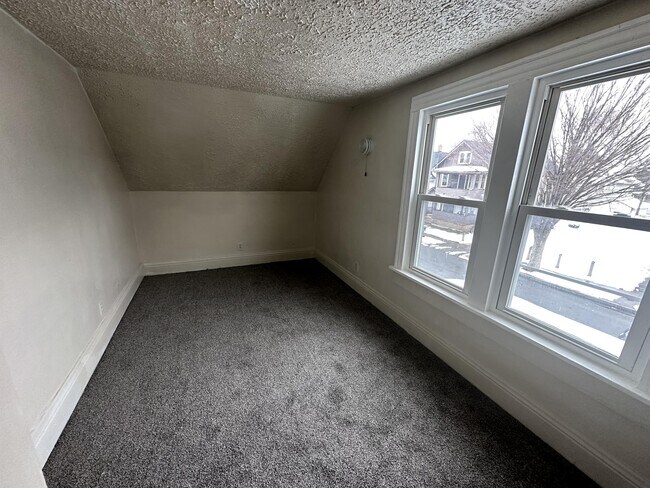 Building Photo - 163 Durnan St
