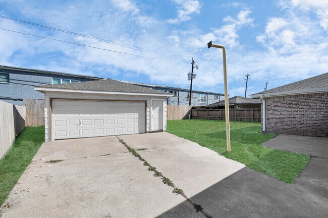 Building Photo - 9126 Troulon Dr