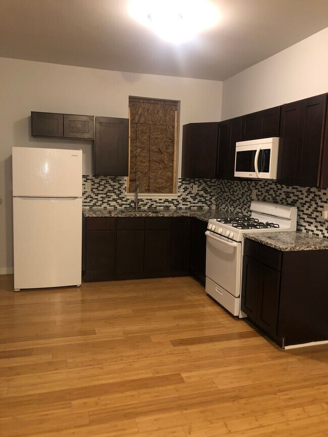 Foto del edificio - 3 bedroom 1.5 bathroom voucher holders wanted Baltimore City
