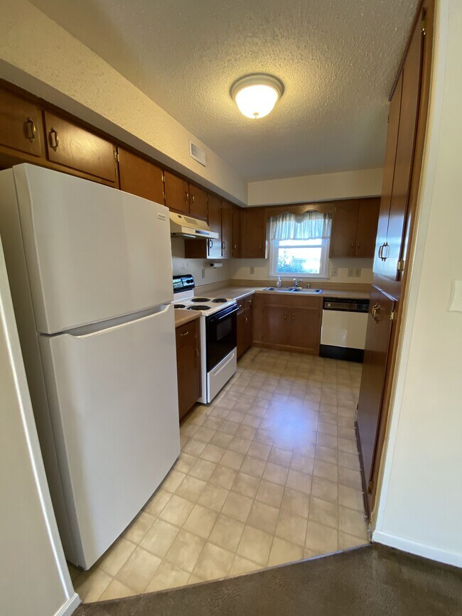 kitchen - 220 Marinawoods Dr SE